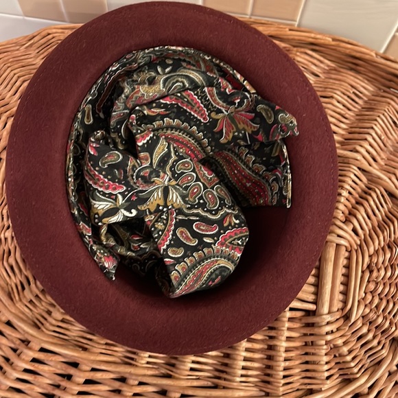 VINTAGE PEACHFELT WOOL HAT WITH ATTACHED SCARF . main image 5